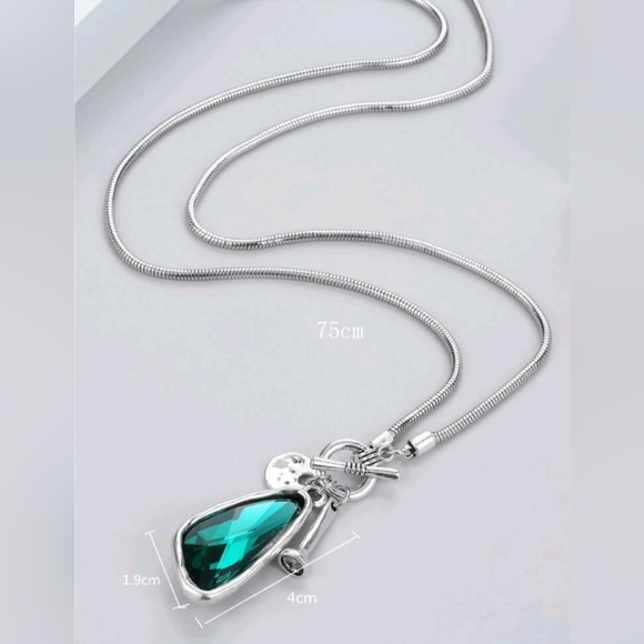 Geometric Green Necklace - Picture 2 of 3